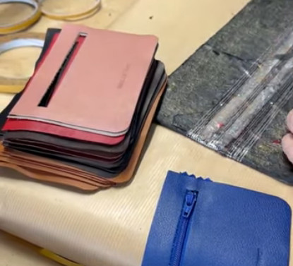 Pourquoi Frandi dit non au Black Friday : défendre l’artisanat plutôt que les remises Portefeuille en cuir creation dans notre atelier Frandi